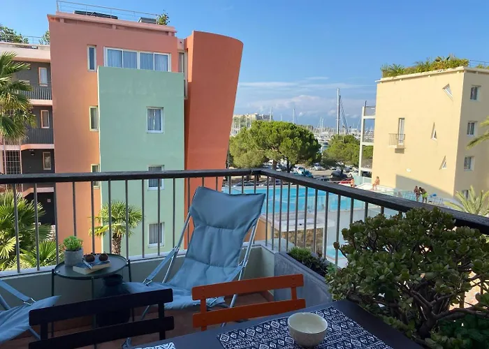 Family Apartment - Terrace - Parking - 4-5 People